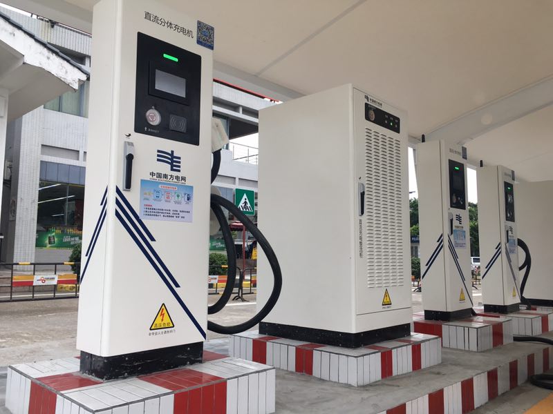 
　　9月27日，廣東肇慶地區(qū)首座高速服務(wù)區(qū)充電站——G80廣昆高速蜆崗南北服務(wù)區(qū)電動(dòng)汽車(chē)充電站正式投入使用，填補(bǔ)了廣州至昆明之間交通要道上電動(dòng)汽車(chē)充電站的空白，為廣大電動(dòng)車(chē)主國(guó)慶出行提供強(qiáng)勁動(dòng)力。

　　截至目前，珠三角高速公路上新增了28座充電站