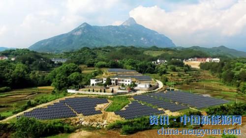                                                                                                                                                                     
	　　金秋九月，岳西縣農(nóng)民豐收運(yùn)動(dòng)會(huì)高潮迭起，脫貧后的岳西人民，正在慶祝著豐收的喜悅，幸福的笑容寫(xiě)在臉上。

	　　在剛剛過(guò)去的8月，這座位于大別山區(qū)的革命老區(qū)終于摘除了國(guó)家級(jí)&l