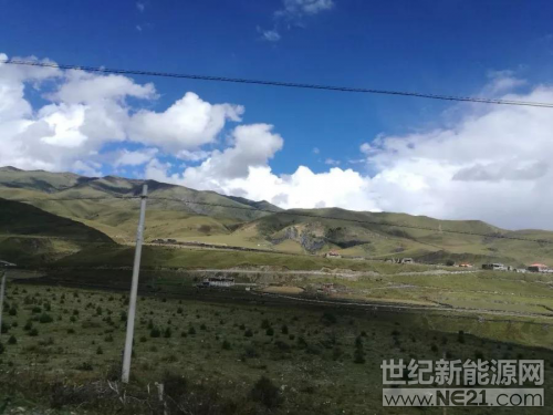  鐺鐺鐺......還記得你小時候的上課鈴聲嗎？
?
回想起以前上學(xué)的時候，天還沒亮我們打起火把翻山越嶺去上學(xué)，老師們不會微機(jī)操作、普通話也不標(biāo)準(zhǔn)，我們上課回答問題，甚至都不說普通話而用家鄉(xiāng)話，冬天學(xué)校沒有暖氣，我們在教室里瑟瑟發(fā)抖......

 

 
▲甘孜州爐霍縣
然而這些問題并沒有隨著時代的發(fā)展徹底改變，在一些農(nóng)村或者偏遠(yuǎn)地區(qū)仍然存在，他們并沒有像城市中更完善的教學(xué)設(shè)備、更充足的師資力量和教學(xué)資源，甚至因?yàn)槿彪姡镜恼彰鞫紵o法滿足……
