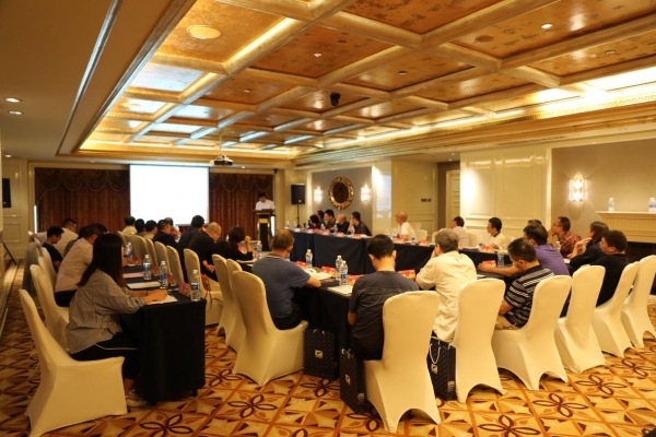 
	
                    
	9月21日，由遠(yuǎn)東智慧能源股份有限公司（簡(jiǎn)稱：智慧能源 股票代碼：600869）旗下遠(yuǎn)東電纜有限公司主辦的建筑領(lǐng)域線纜產(chǎn)品應(yīng)用技術(shù)交流會(huì)在重慶成功舉辦。

	重慶市設(shè)計(jì)院院長(zhǎng)周愛(ài)農(nóng)，總工黎明、曹華、馮建平、李蜀光、張皚，重慶大學(xué)建筑設(shè)計(jì)院總工張義雄、姚加飛、蒲永紅、黃世清，中機(jī)中聯(lián)工程公司總工賀鋼、傅劍鋒、孫曼莉，中冶賽迪總工何均，中煤科工集團(tuán)重慶設(shè)計(jì)院總工陽(yáng)邵春、成剛，中國(guó)建筑西南院重慶分院總工楊皞，基準(zhǔn)方中重慶分院總工唐慶，國(guó)藥集團(tuán)重慶醫(yī)藥設(shè)計(jì)院總工張