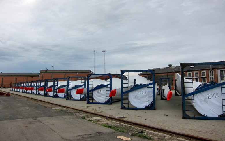 
	
                    
	【電纜網(wǎng)訊】全球頂級(jí)的風(fēng)機(jī)制造商維斯塔斯（CPH：VWS）近日表示，它將裁減約400名員工，因?yàn)樗鼘⑵渥阚E調(diào)整為從已建立的風(fēng)力市場(chǎng)向主要在歐洲以外的高增長(zhǎng)市場(chǎng)的轉(zhuǎn)變。

	

	具體來說，約75％的裁員將在北歐和中歐