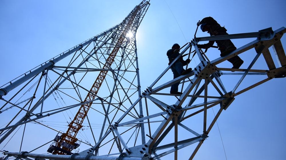 
	
                    
	【電纜網(wǎng)訊】日前，從國網(wǎng)新疆電力有限公司處獲悉，9月30日，國網(wǎng)新疆電力有限公司完成了新疆電網(wǎng)區(qū)域內(nèi)261個(gè)深度貧困村電網(wǎng)建設(shè)改造任務(wù)。

	

	南疆四地州是國家確定的“三區(qū)三州”6個(gè)集中連片深度貧困地區(qū)之一，是脫貧攻堅(jiān)的主戰(zhàn)場(chǎng)和硬骨頭