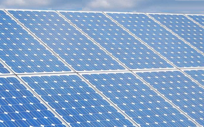 
	
                    
	【電纜網(wǎng)訊】美國201貿(mào)易條款對(duì)世界其他國家光伏產(chǎn)業(yè)的影響如何自不必說，各國對(duì)此的強(qiáng)烈抗議和反制已可以說明一切。但201貿(mào)易條款之所以被稱為“雙刃劍”，就在于它也會(huì)對(duì)美國自身的光伏產(chǎn)業(yè)造成不利影響