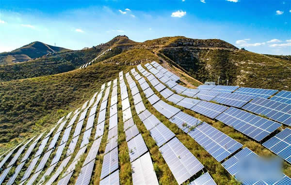                                         
	

	

	　　這是10月7日拍攝的河北省武安市石洞鄉(xiāng)光伏發(fā)電項(xiàng)目（無人機(jī)拍攝）。近年來，河北武安市加快發(fā)展清潔能源，利用太行山區(qū)光能資源優(yōu)勢，推進(jìn)山地光伏發(fā)電基地建設(shè)，壯大綠色經(jīng)濟(jì)