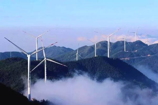                                         
	　　江西遂川清秀項(xiàng)目于2018年9月29日16:18分一次帶電成功。自開(kāi)工以來(lái)，項(xiàng)目部克服了工程緊、海拔高、氣候惡劣等諸多不利因素，順利完成了電器設(shè)備的安裝調(diào)試，充分發(fā)揮了新能源“一次把事情做好”的精神