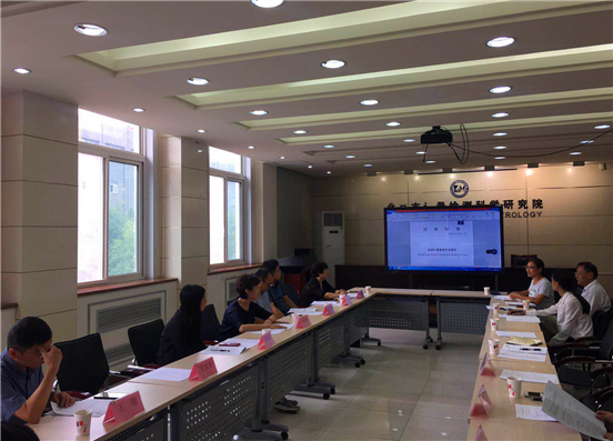 　　【中國(guó)儀表網(wǎng) 儀表會(huì)議】為了加強(qiáng)用能單位能源計(jì)量工作，提高能源計(jì)量管理水平，指導(dǎo)、幫助建立與其生產(chǎn)、經(jīng)營(yíng)管理相適應(yīng)的計(jì)量檢測(cè)體系，保證量值的準(zhǔn)確、可靠，評(píng)定用能單位的能源計(jì)量保證能力，近日，北京市計(jì)量院環(huán)能所主持編寫的中國(guó)節(jié)能協(xié)會(huì)團(tuán)體標(biāo)準(zhǔn)《能源計(jì)量器具安裝規(guī)范》評(píng)審會(huì)在北京市計(jì)量院召開。  　　能源計(jì)量器具是指用能單位進(jìn)、出和內(nèi)部核算所用的對(duì)水、電、汽、油、煤等進(jìn)行計(jì)量的計(jì)量器具，主要有水表、電能表、流量計(jì)、衡器、計(jì)量罐等