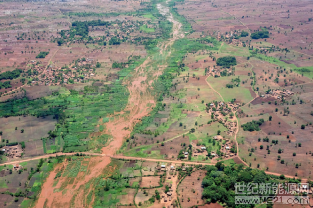

項(xiàng)目開發(fā)商與馬拉維國(guó)家公用事業(yè)供電有限公司簽署了一份60MW(AC)太陽能電站的20年期購(gòu)電協(xié)議。

得到InfraCo Afica、加拿大私有股本公司 JCM Power和南非 Matswani Capital支持的特別用途公司JCM Matswani Solar簽署了Salima太陽能項(xiàng)目購(gòu)電協(xié)議