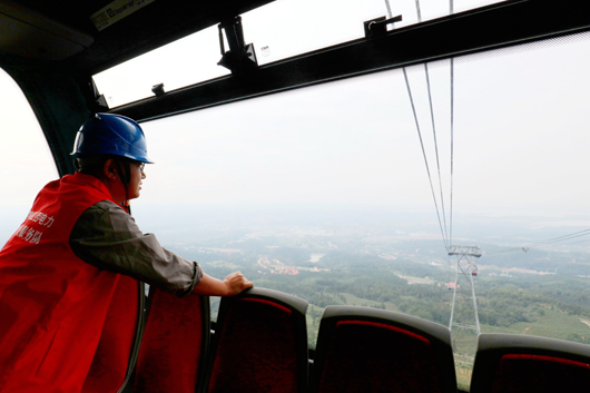 　　廬山迎客至 供電保安全


　　9月26日，江西九江濂溪區(qū)供電公司賽陽供電所客戶服務(wù)二班班長李錦春和班員鄒偉按照慣例，來到廬山索道下站開關(guān)站，檢查設(shè)備運(yùn)行和實(shí)時用電負(fù)荷情況。過去登山，要乘車2個小時繞行400多個彎道，眼下，乘坐索道7分鐘直達(dá)牯嶺鎮(zhèn)，成為最受游客歡迎的登山方式