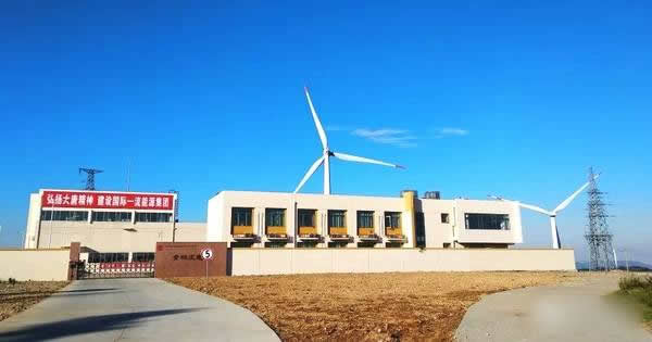                                         
	　　日前，隨著大唐（福州）新能源有限公司青林風(fēng)電場(chǎng)二期項(xiàng)目——青圃嶺風(fēng)電場(chǎng)19臺(tái)風(fēng)機(jī)全部完成240小時(shí)試運(yùn)行，標(biāo)志著該風(fēng)電場(chǎng)全部投產(chǎn)，正式進(jìn)入商業(yè)運(yùn)行。據(jù)悉，這是閩侯縣首個(gè)風(fēng)電項(xiàng)目，項(xiàng)目投產(chǎn)后，將實(shí)現(xiàn)年發(fā)電量達(dá)2億千瓦時(shí)，具有良好的經(jīng)濟(jì)效益和社會(huì)效益