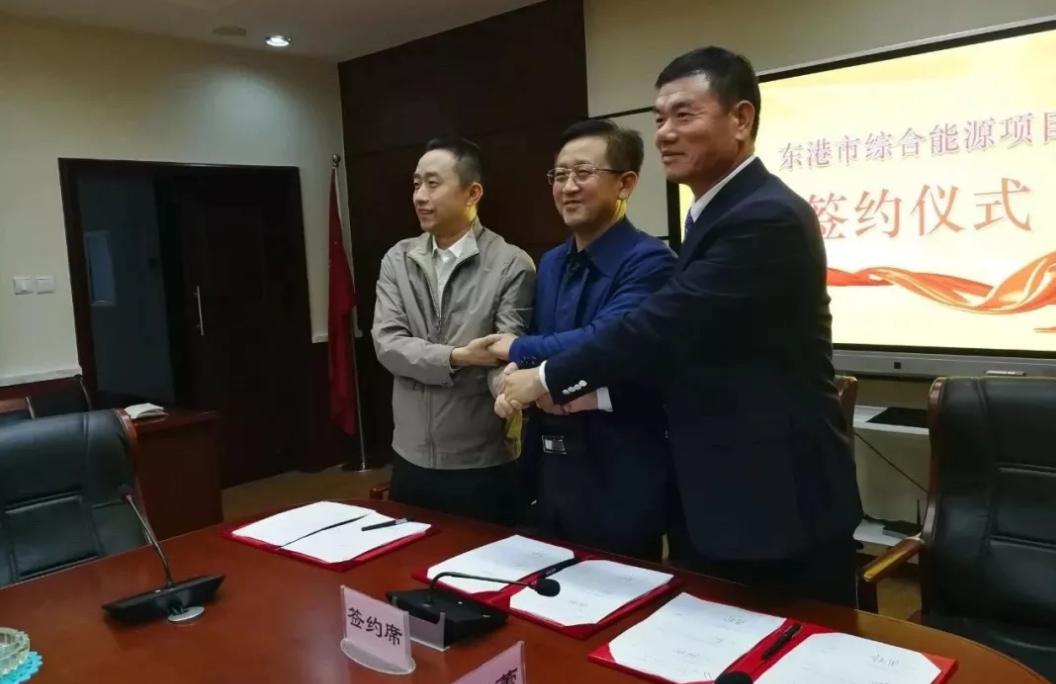                        9月28日下午，中廣核遼寧公司攜手萬(wàn)家電力工程集團(tuán)，與東港市人民政府簽署合作開(kāi)發(fā)綜合能源框架協(xié)議書(shū)，擬在東港開(kāi)發(fā)投建600萬(wàn)千瓦海上風(fēng)電項(xiàng)目，預(yù)計(jì)投資額可達(dá)1100億元。該項(xiàng)目作為目前全國(guó)最大的海上風(fēng)電開(kāi)發(fā)項(xiàng)目，揭開(kāi)了東北地區(qū)新能源開(kāi)發(fā)與應(yīng)用的新篇章
