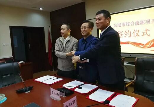                                         
	　　9月28日下午，中廣核遼寧公司攜手萬(wàn)家電力工程集團(tuán)，與東港市人民政府簽署合作開(kāi)發(fā)綜合能源框架協(xié)議書(shū)，擬在東港開(kāi)發(fā)投建600萬(wàn)千瓦海上風(fēng)電項(xiàng)目，預(yù)計(jì)投資額可達(dá)1100億元。該項(xiàng)目作為目前全國(guó)最大的海上風(fēng)電開(kāi)發(fā)項(xiàng)目，揭開(kāi)了東北地區(qū)新能源開(kāi)發(fā)與應(yīng)用的新篇章