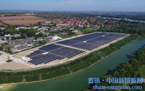                                                                                                                                                                     
	匈牙利的太陽(yáng)能公園。來(lái)源：GCL-SI
	

	　　總部位于保加利亞的EPC公司Solarpro Holding AD為瑞士MET集團(tuán)(MET Group)在匈牙利建立了21-M