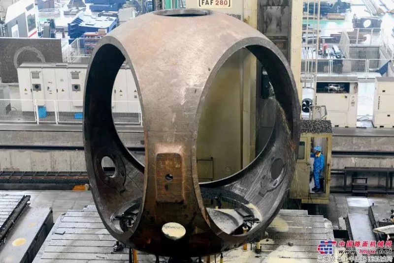  　　2018年10月8日，全球首件用于海上風(fēng)力發(fā)電的12MW輪轂部件，由上海某客戶最新研發(fā)，正在江蘇江陰—靖江工業(yè)園區(qū)大明重工英賽280落地機(jī)床上切削。



 
　　該輪轂部件毛坯使用球鐵鑄造，重量達(dá)60噸，長度7100mm，寬度6500mm，高度6800mm