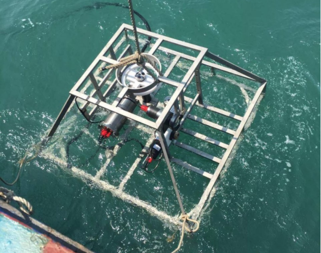 　　【中國儀表網(wǎng) 儀表產(chǎn)業(yè)】10月1日，浙江大學(xué)海洋學(xué)院李培良教授帶領(lǐng)應(yīng)用海洋學(xué)課題組成員，會(huì)同自然資源部北海海洋環(huán)境監(jiān)測(cè)中心站工作人員，在廣西北海潿洲島北側(cè)海域，安裝布放了廣西首套珊瑚礁海底有纜在線監(jiān)測(cè)系統(tǒng)。  海底觀測(cè)平臺(tái)準(zhǔn)確下放