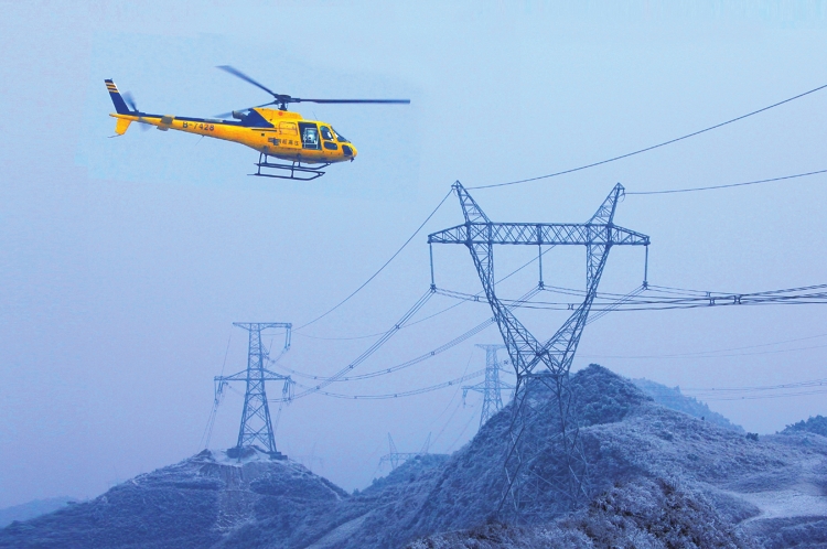 
　　西電東送團(tuán)隊(duì)直升機(jī)巡線現(xiàn)場。（資料圖片）

　　天生橋二級電站建設(shè)初期，機(jī)組蝸殼安裝