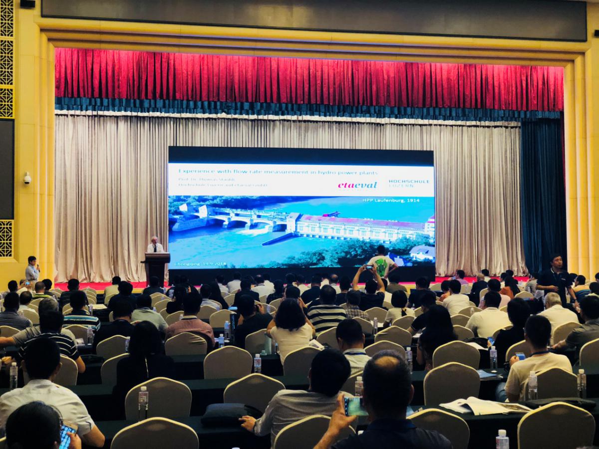 　　【中國儀表網(wǎng) 儀表會(huì)議】日前，2018年全國流量計(jì)量學(xué)術(shù)交流會(huì)暨中國計(jì)量測(cè)試學(xué)會(huì)流量計(jì)量專業(yè)委員會(huì)年會(huì)在山城重慶召開。來自國內(nèi)計(jì)量技術(shù)機(jī)構(gòu)、高校、科研院所、流量儀表和裝置的生產(chǎn)企業(yè)及行業(yè)用戶的逾350名代表參加此次會(huì)議