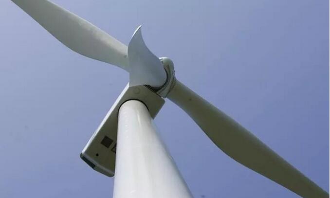  　　GE可再生能源公司推出了一種新型的地面式葉片檢測(cè)系統(tǒng)，可將運(yùn)營(yíng)和維護(hù)成本降低約25％。

　　
　　這種新方法結(jié)合了熱成像技術(shù)和寬帶聲譜分析，可以檢測(cè)GE和其他風(fēng)機(jī)制造商機(jī)組的葉片異常情況