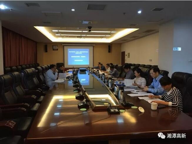 　　10月8日，記者從市質(zhì)監(jiān)局獲悉，湘潭高新區(qū)國(guó)家高端裝備（風(fēng)電）制造業(yè)標(biāo)準(zhǔn)化試點(diǎn)項(xiàng)目，通過了省質(zhì)監(jiān)局和省經(jīng)信委組織的項(xiàng)目預(yù)驗(yàn)收，為湘潭市在高端裝備制造增加“國(guó)字號(hào)”標(biāo)準(zhǔn)化試點(diǎn)單位奠定了扎實(shí)的基礎(chǔ)。

專家組在聽取工作匯報(bào)，并查閱相關(guān)資料等
　　湘潭高新區(qū)是中部地區(qū)重要的風(fēng)電裝備制造特色產(chǎn)業(yè)基地，擁有目前國(guó)內(nèi)排名前列的風(fēng)電機(jī)組整機(jī)制造龍頭企業(yè)湘電風(fēng)能，以及零部件生產(chǎn)、風(fēng)場(chǎng)開發(fā)企業(yè)等40余家