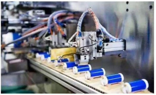 
			              據(jù)公開(kāi)數(shù)據(jù)顯示，中國(guó)2016-2017的動(dòng)力電池容量達(dá)到101千瓦時(shí)，154千瓦時(shí)。2018的產(chǎn)能目前預(yù)計(jì)為168GWH