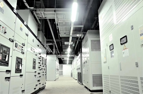 　　【中國(guó)儀表網(wǎng) 儀表企業(yè)】近日，全球能效管理與自動(dòng)化領(lǐng)域數(shù)字化轉(zhuǎn)型的領(lǐng)導(dǎo)者施耐德電氣宣布已攜手合作伙伴為廣東浩云長(zhǎng)盛網(wǎng)絡(luò)股份有限公司(以下簡(jiǎn)稱“浩云網(wǎng)絡(luò)”)提供強(qiáng)弱電一體化的完整解決方案，保障持續(xù)穩(wěn)定供電，助其順利完成四川成都1號(hào)自建數(shù)據(jù)中心項(xiàng)目，從而助推客戶全面建設(shè)數(shù)字中國(guó)的美好愿景。  施耐德電氣配電設(shè)備 　　根據(jù)《大數(shù)據(jù)產(chǎn)業(yè)發(fā)展規(guī)劃(2016-2020年)》，“十三五”時(shí)期將加快推進(jìn)大數(shù)據(jù)產(chǎn)業(yè)應(yīng)用能力