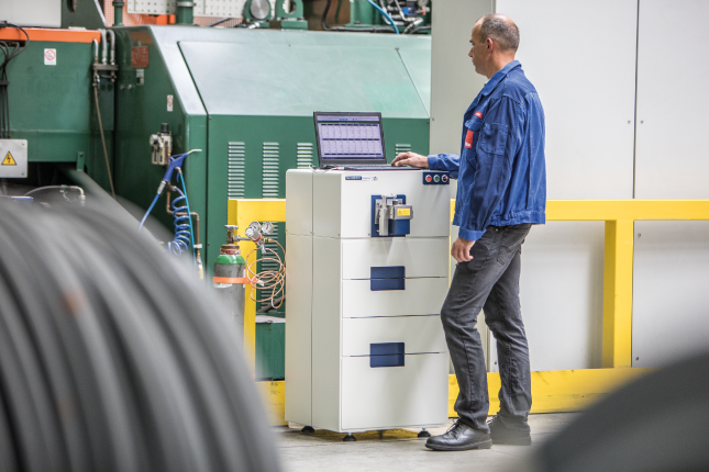 　　【中國(guó)儀表網(wǎng) 儀表新品】日前，日立分析儀器發(fā)布了最新款緊湊型火花直讀光譜儀FM EXPERT，可滿足鑄造行業(yè)和金屬制造行業(yè)的高要求金屬分析。  　　從廢舊金屬中的痕量元素分析到來(lái)料檢測(cè)、熔化過(guò)程控制和成品檢測(cè)，嚴(yán)格的質(zhì)量控制在整個(gè)金屬行業(yè)中都至關(guān)重要