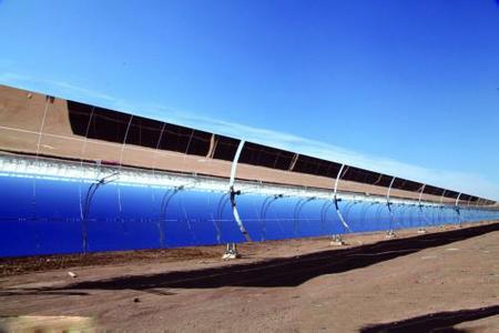 
	
                    
	【電纜網(wǎng)訊】10月10日，中國廣核集團(tuán)（簡稱中廣核）在京宣布，我國首個(gè)大型商業(yè)化光熱示范電站--中廣核德令哈50兆瓦光熱示范項(xiàng)目（以下簡稱“中廣核光熱項(xiàng)目”）正式投運(yùn)，我國由此成為世界上第8個(gè)掌握大規(guī)模光熱技術(shù)的國家。中廣核新能源控股公司總經(jīng)理李亦倫表示，這是國家能源局批準(zhǔn)的首批20個(gè)光熱示范項(xiàng)目中第一個(gè)開工建設(shè)、也是截至目前唯一并網(wǎng)投運(yùn)的項(xiàng)目，也是我國首個(gè)獲得亞行低息貸款支持的電站