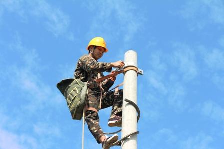 2018年10月1日，中華人民共和國建國69周年紀(jì)念日，湖南省永州市江永縣境內(nèi)艷陽高照和風(fēng)熙熙，四方游客絡(luò)繹不絕，忙碌了大半年的人們停下了奔行的腳步，以各種方式歡慶中華民族的偉大節(jié)日。同時，在很多特殊行業(yè)里，仍有無數(shù)工作者們堅(jiān)守崗位一線，用實(shí)際行動默默地為祖國慶生、為人民服務(wù)！在江永縣夏層鋪鎮(zhèn)唐家村，國網(wǎng)江永縣電力公司員工正熱火朝天、緊鑼密鼓的進(jìn)行農(nóng)村電網(wǎng)升級改造工作