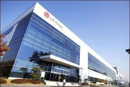 
	
                    
	【電纜網(wǎng)訊】據(jù)外媒報(bào)道，全球汽車巨頭大眾汽車集團(tuán)已與韓國電池供應(yīng)商LG組成了一個(gè)特別工作組，并將保持較高的會(huì)面工作頻率，以確保LG可以穩(wěn)定地向大眾汽車供應(yīng)安全的電池產(chǎn)品。

	

	根據(jù)大眾汽車的計(jì)劃，其將在2022年前基于旗下的MEB電動(dòng)汽車平臺(tái)推出18款全新的電動(dòng)汽車，作為大眾汽車未來發(fā)展路線圖E（電氣化）的一部分