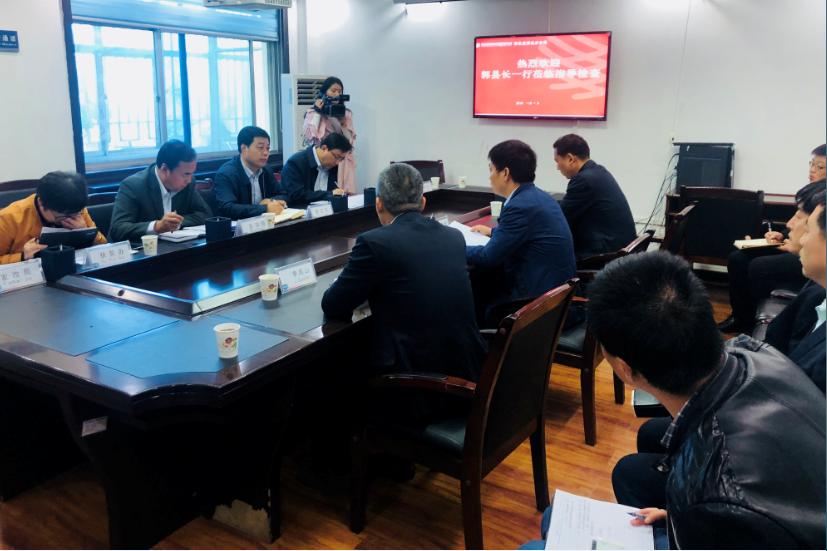 　　中國電力網(wǎng)訊 10月11日，淳化縣縣長郭立志、縣委副書記寇寧、縣人大副主席王功毅、縣扶貧辦主任馬燕和縣發(fā)改局副局長土武權(quán)一行，赴淳化縣供電分公司檢查貧困退出電力入戶認(rèn)定工作開展情況，對我公司的電力入戶工作予以充分肯定。　　會(huì)上，檢查組聽取了公司經(jīng)理崔利波關(guān)于開展電力入戶認(rèn)定工作完成情況的簡要匯報(bào)，并由縣扶貧辦主任現(xiàn)場解答具體認(rèn)定事宜，同時(shí)對我公司電力入戶認(rèn)定的分類資料進(jìn)行了查閱