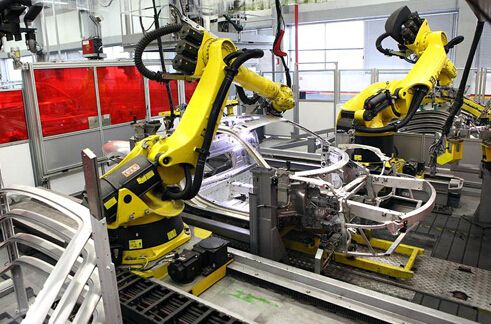 　　【中國(guó)儀表網(wǎng) 儀表下游】工業(yè)機(jī)器人是面向工業(yè)領(lǐng)域的多關(guān)節(jié)機(jī)械手或多自由度的機(jī)器裝置，它能自動(dòng)執(zhí)行工作，是靠自身動(dòng)力和控制能力來(lái)實(shí)現(xiàn)各種功能的一種機(jī)器。  　　目前工業(yè)機(jī)器人的分類主要存在三大分類標(biāo)準(zhǔn)，按機(jī)械結(jié)構(gòu)分類可將工業(yè)機(jī)器人分為串聯(lián)機(jī)器人、并聯(lián)機(jī)器人;按操作機(jī)坐標(biāo)形式分類可分為圓柱坐標(biāo)型、球坐標(biāo)型、多關(guān)節(jié)型等，該分類是最常使用的分類方式;按程序輸入方式分類可分為編程輸入型與示教輸入型