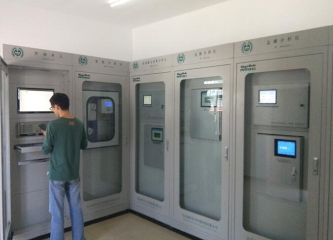 　　【中國(guó)儀表網(wǎng) 儀表產(chǎn)業(yè)】近年來(lái)，隨著國(guó)家對(duì)水環(huán)境保護(hù)的重視，水質(zhì)自動(dòng)監(jiān)測(cè)技術(shù)在水污染防治中得到了廣泛的應(yīng)用，與此同時(shí)各省市也加快了水質(zhì)自動(dòng)監(jiān)測(cè)站的建設(shè)，及時(shí)掌握主要流域重點(diǎn)斷面水體的水質(zhì)狀況。  圖片來(lái)自東坡區(qū)環(huán)保局 　　為推動(dòng)全區(qū)生態(tài)環(huán)境監(jiān)測(cè)網(wǎng)絡(luò)建設(shè)，四川省眉山市東坡區(qū)近期在岷江白糖廠段和毛河橋江橋新建兩個(gè)水質(zhì)自動(dòng)環(huán)境監(jiān)測(cè)站