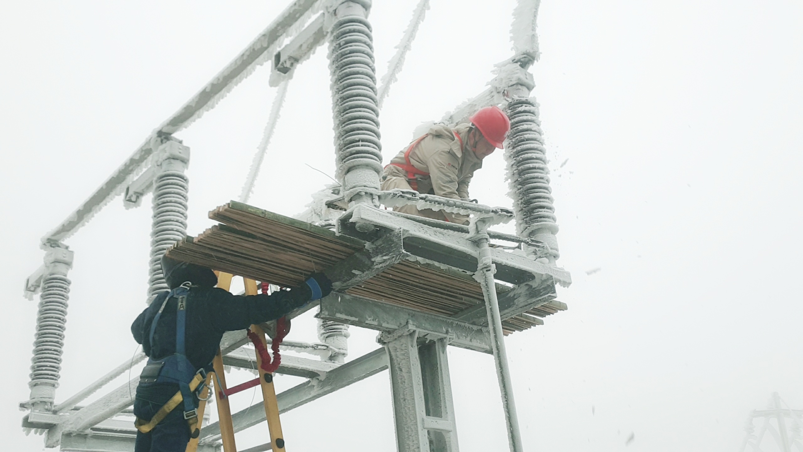                        日前，一則“大唐華銀（湖南）新能源公司五團(tuán)風(fēng)電場(chǎng)項(xiàng)目第一階段13臺(tái)風(fēng)機(jī)吊裝工作順利結(jié)束”的喜訊讓人們的目光再次聚焦到了湖南省西南邊陲的高山之上。 自2012年第一批大唐湘軍號(hào)令集結(jié)，深入山野，將一座座身披鮮紅“唐”標(biāo)的白色風(fēng)機(jī)屹立于南山之巔，六年過去了，大唐湖南分公司新能源建設(shè)：南山風(fēng)電、西晃山風(fēng)電、寶鼎山風(fēng)電一一落成，五團(tuán)項(xiàng)目、西晃山二期、寶鼎山二三期風(fēng)電建設(shè)先后獲批開工