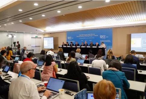 　　10月8日，2018年諾貝爾經(jīng)濟(jì)學(xué)獎(jiǎng)揭曉，美國經(jīng)濟(jì)學(xué)家威廉·諾德豪斯（William D.Nordhaus）因?qū)夂蜃兓腴L期宏觀經(jīng)濟(jì)分析框架而獲獎(jiǎng)。就在獎(jiǎng)項(xiàng)揭曉兩天前，聯(lián)合國政府間氣候變化專門委員會(huì)（IPCC）在韓國仁川批準(zhǔn)了《IPCC全球升溫1.5℃特別報(bào)告》（以下簡稱“報(bào)告”）