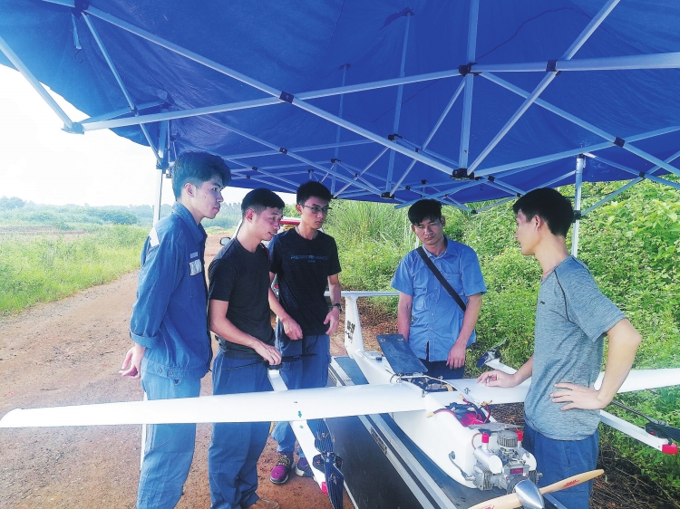 
　　廣東電網(wǎng)公司機(jī)巡人員為海南電網(wǎng)公司員工演示固定翼無人機(jī)操作要點(diǎn)?！≈x思鵬 攝

　　9月29日，一臺固定翼無人機(jī)在海南省儋州市220千伏鵝成線快速平穩(wěn)起飛，開展通道巡視作業(yè)