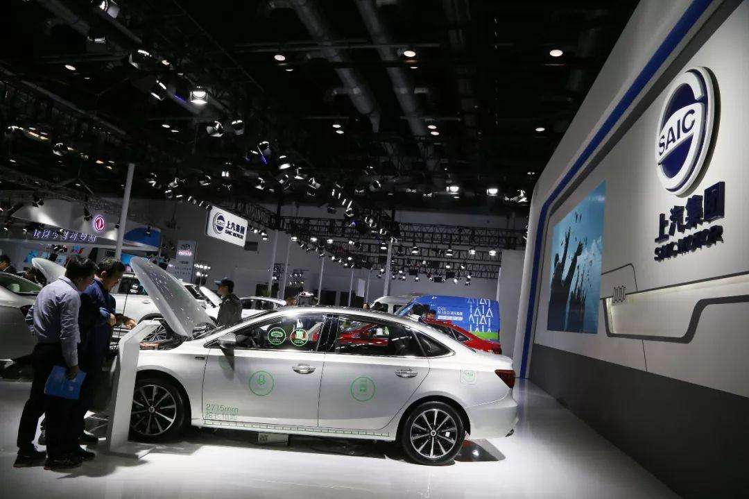 
	
                    
	【電纜網(wǎng)訊】10月11日，上汽集團(tuán)公布了9月銷量數(shù)據(jù)，上汽集團(tuán)汽車銷量61.1萬(wàn)輛，同比下跌了8.2%。

	

	國(guó)泰君安分析，主要原因是17年9月基數(shù)過(guò)大，若扣除去年過(guò)高基數(shù)影響，上汽大眾9月增速約為-5%