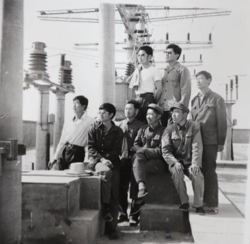 　　從煤油燈到電燈，從用上電到用好電，從脫貧到致富，改革開放40年，農(nóng)村牧區(qū)電力的快速發(fā)展，讓祖國北疆這道風(fēng)景線煥發(fā)出勃勃生機(jī)。如今，縱橫交錯(cuò)的蒙西電網(wǎng)，向鄉(xiāng)間田野、草原深處不斷延伸，將源源不斷的清潔電能輸送到千家萬戶