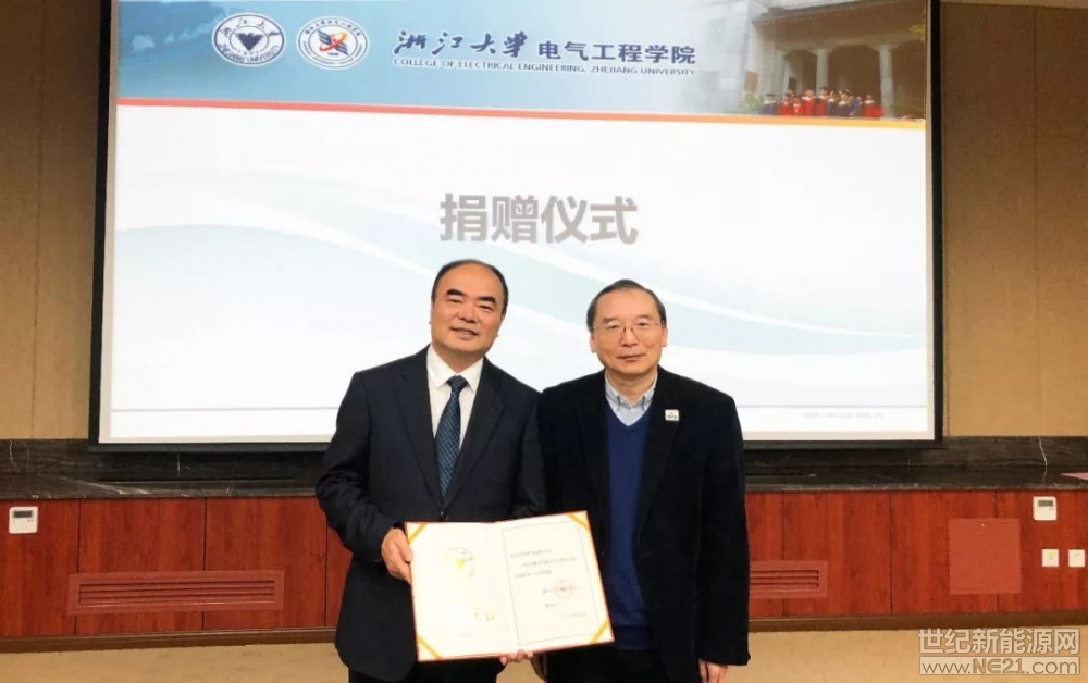 企業(yè)社會(huì)責(zé)任，是節(jié)能減排
是精準(zhǔn)扶貧，是公益慈善……
10月12日，在浙江大學(xué)
我們做了一件溫暖的事

一句“陽(yáng)光電源向浙江大學(xué)教育基金會(huì)捐資設(shè)立‘浙江大學(xué)電氣工程學(xué)院陽(yáng)光電源獎(jiǎng)學(xué)金’”，讓浙江大學(xué)邵科館內(nèi)掌聲不斷。浙江大學(xué)電氣工程學(xué)院黨委副書(shū)記張曉潔、電氣工程學(xué)院應(yīng)用電子學(xué)系教授徐德鴻，陽(yáng)光電源董事長(zhǎng)曹仁賢及百余名師生代表共同出席捐贈(zèng)儀式