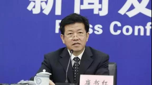  　　10月8日，生態(tài)環(huán)境部召開干部大會(huì)，會(huì)上宣布了部機(jī)關(guān)各部門的主要負(fù)責(zé)人，并舉行了憲法宣誓儀式，23個(gè)司局級(jí)機(jī)構(gòu)的新司長正式亮相。
 

 
　　其實(shí)，早在9月29日，有一位新司長就和大家見過面了