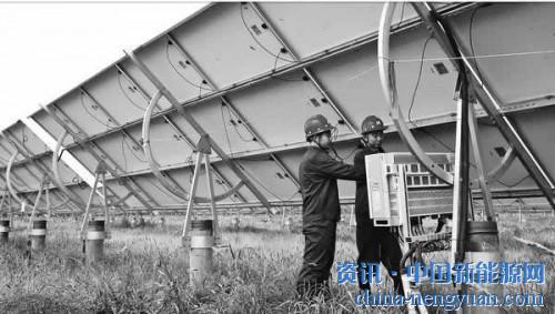                                                                                                                                                                     
	　　日前，華能肇東德昌光伏發(fā)電站的運(yùn)行人員正在巡視光伏電池板，確保設(shè)備安全運(yùn)行。

	　　位于肇東市德昌鄉(xiāng)境內(nèi)的華能光伏發(fā)電站工程建設(shè)靜態(tài)投資15860.75萬元，平均年上網(wǎng)電量