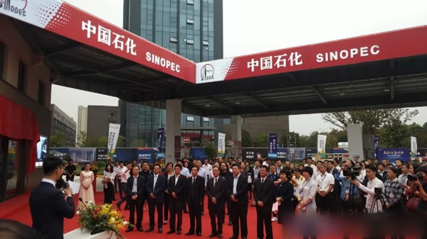                                         
	　　近日，正泰新能源與中國(guó)石化首個(gè)項(xiàng)目正式開(kāi)業(yè)，加油站屋頂變身光伏發(fā)電站。近年來(lái)環(huán)境污染日趨嚴(yán)重，全球刮起了綠色能源風(fēng)潮，僅以發(fā)電為例，綠色能源逐漸代替?zhèn)鹘y(tǒng)煤油發(fā)電成為一種共識(shí)