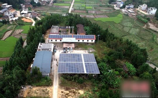                                         
	　　近日，福建省武平縣下壩鄉(xiāng)美溪村集中式光伏發(fā)電項(xiàng)目正在運(yùn)行，近兩萬(wàn)多戶貧困戶將因此受益。

	

	
	圖為10月10日，福建省武平縣下壩鄉(xiāng)美溪村集中式光伏發(fā)電項(xiàng)目正在運(yùn)行