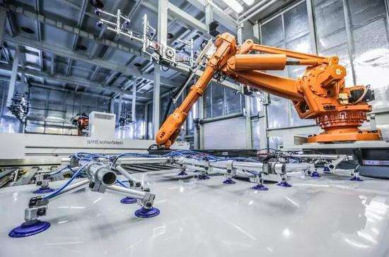 　　【中國儀表網(wǎng) 儀表市場】智能制造已成為全球主要國家制造業(yè)競爭的焦點。比如，德國實施“工業(yè)4.0”戰(zhàn)略，美國推進(jìn)“先進(jìn)制造業(yè)國家戰(zhàn)略計劃”，日本部署“互聯(lián)工業(yè)”，英國實施“英國制造2050”戰(zhàn)略，法國實施“新工業(yè)法國”戰(zhàn)略等，核心都是推進(jìn)智能制造發(fā)展