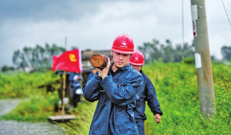 　　10月9日，《人民日報(bào)》黨建周刊以《黨員突擊隊(duì)雨中搶修復(fù)電》為題，刊發(fā)了南網(wǎng)報(bào)記者拍攝的新聞圖片。圖為強(qiáng)臺風(fēng)“山竹”來襲期間，廣東電網(wǎng)公司陽江城區(qū)供電局平岡埠場中心供電所供電區(qū)域發(fā)現(xiàn)倒桿，影響多戶養(yǎng)殖戶用電