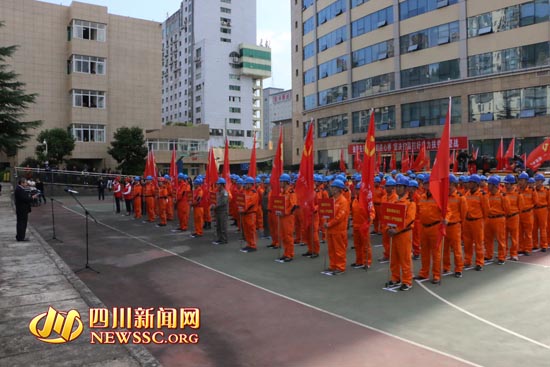 

　　活動(dòng)現(xiàn)場

　　10月15日下午，國家電網(wǎng)四川電力共產(chǎn)黨員服務(wù)隊(duì)“再進(jìn)紅色老區(qū)，助推脫貧攻堅(jiān)”主題活動(dòng)動(dòng)員會(huì)舉行。據(jù)了解，在本次主題活動(dòng)中，國網(wǎng)四川省電力公司從全省范圍內(nèi)抽調(diào)的4支黨員服務(wù)隊(duì)及巴中公司組織的6支黨員服務(wù)隊(duì)共100余人，將開赴電力助推脫貧攻堅(jiān)施工現(xiàn)場，向南江縣整體脫貧摘帽電力配套建設(shè)發(fā)起最后沖刺