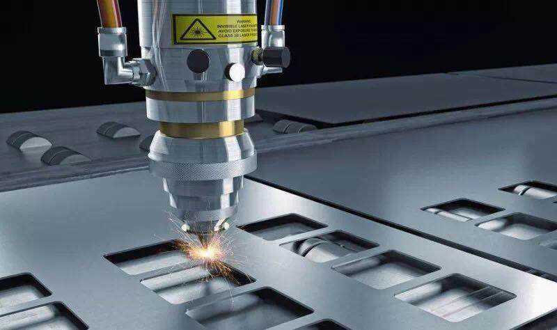 　　【中國儀表網(wǎng) 儀表市場】過去幾十年全球激光技術(shù)及激光器的發(fā)展對通信、汽車、航空航天、軍事、科學研究、影視娛樂等領(lǐng)域的支撐作用非常明顯，激光技術(shù)是現(xiàn)代高科技領(lǐng)域的重要基礎(chǔ)技術(shù)。  　　激光產(chǎn)業(yè)鏈可分為上游光學材料和元器件(晶體材料、特種光纖、光學鏡片等)、中游激光器以及下游廣泛應用于各個領(lǐng)域的激光加工設(shè)備，其中激光器為設(shè)備最核心的光學組件，也是整個產(chǎn)業(yè)鏈條價值高地