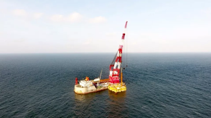                        10月15日上午，國內(nèi)單體容量最大的海上風(fēng)電項(xiàng)目——中國廣核集團(tuán)（簡(jiǎn)稱中廣核）陽江南鵬島40萬千瓦海上風(fēng)電項(xiàng)目首臺(tái)風(fēng)機(jī)沉樁完成，這是該項(xiàng)目自5月10日陸上集控中心開工后迎來的又一個(gè)重大工程節(jié)點(diǎn)，標(biāo)志著該項(xiàng)目海上主體工程建設(shè)正式拉開序幕。  據(jù)了解，中廣核陽江南鵬島海上風(fēng)電場(chǎng)位于廣東省陽江市東平鎮(zhèn)南側(cè)、海陵島東南側(cè)海域，規(guī)劃裝機(jī)總?cè)萘?0萬千瓦，是國內(nèi)目前最大的單體海上風(fēng)電項(xiàng)目