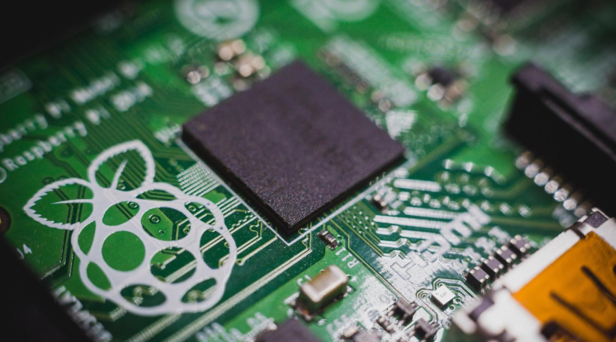 　　【中國儀表網(wǎng) 儀表會議】2018年9月25日，國家重點研發(fā)計劃“納米科技”重點專項項目“高性能中遠紅外半導體激光器與探測成像芯片及應用”和“多場耦合納米異質(zhì)結(jié)構(gòu)光電子器件的基礎(chǔ)研究”在北京聯(lián)合召開啟動實施會議。  　　專項總體專家組專家祝世寧院士、劉明院士、黃如院士以及同行專家解思深院士、鄭有炓院士、夏建白中院士等10余位專家組成專家組，項目依托單位南京大學和中國科學院半導體研究所代表，科技部高技術(shù)中心&ldq