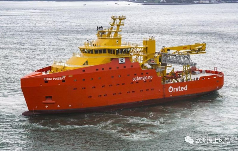 　　隨著海上風(fēng)場(chǎng)向深水區(qū)邁進(jìn)
　　運(yùn)維母船（SOV）越來越受到用戶的青睞
　　它具有節(jié)約交通時(shí)間
　　到達(dá)風(fēng)機(jī)方式安全
　　搭載人員多等優(yōu)點(diǎn)

　　我們平時(shí)看到的SOV作業(yè)情景是這個(gè)樣子的

或者這樣子的
　　
但你有沒有想過當(dāng)海上風(fēng)電遇上“恐怖襲擊”是什么場(chǎng)景？
會(huì)是這個(gè)樣子？

抑或是這個(gè)樣子？

No No No！實(shí)際場(chǎng)景是這樣子！

堪稱美國電影大片！
　　近日，一艘名為Esvagt Mercator的運(yùn)維母船“忙里偷閑”
　　參加了比利時(shí)官方組織的