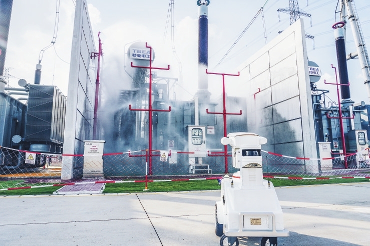 
　　佛山供電局500千伏順德變電站巡視機(jī)器人開展巡視作業(yè)。　趙艷 攝

　　在佛山順德區(qū)杏壇鎮(zhèn)東隅一片蒼翠的田野里，矗立著一座安全運(yùn)行超4000天的變電站——500千伏順德變電站