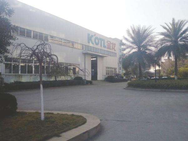 
	
                    
	【電纜網(wǎng)訊】10月14日晚，金龍機(jī)電公布前三季業(yè)績(jī)預(yù)告：公司凈利預(yù)虧16.3億元-16.35億元，去年同期盈利3.07億元，比上年同期下降630.53%-632.16%。

	

	對(duì)于業(yè)績(jī)預(yù)虧原因，金龍機(jī)電表示，公司控股股東金龍控股集團(tuán)有限公司(簡(jiǎn)稱“金龍集團(tuán)”)被其債權(quán)人中國(guó)建設(shè)銀行股份有限公司樂(lè)清支行(簡(jiǎn)稱“建行樂(lè)清支行”)向法院提出破產(chǎn)清算的申請(qǐng)，受此消息的影響，導(dǎo)致公司客戶訂單減少、生產(chǎn)管理成本上升